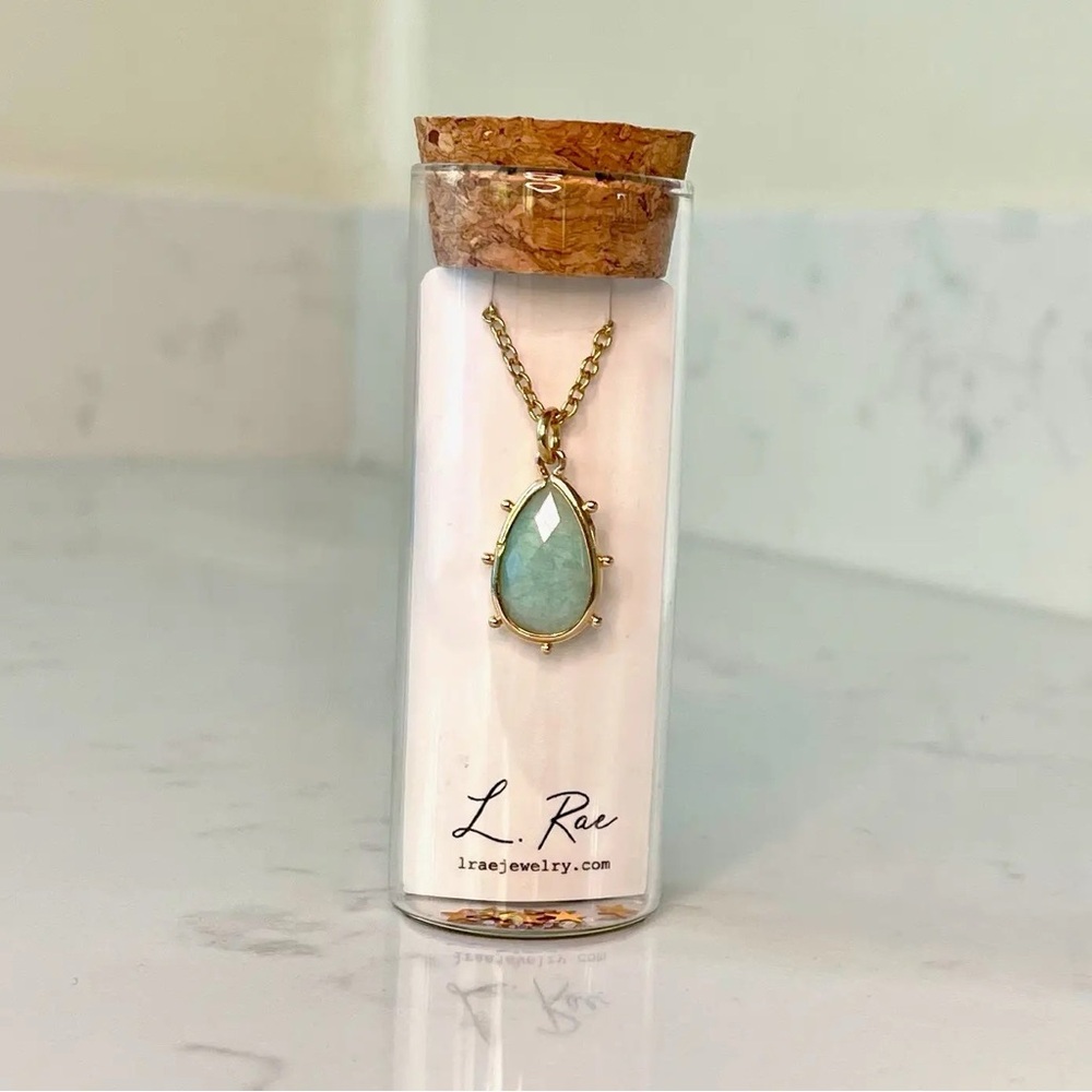 💖New💖Gold and Green Pendant Necklace